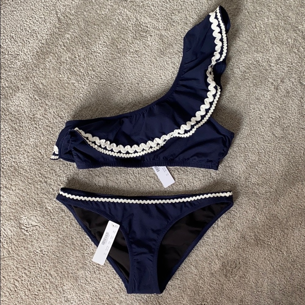 One-shoulder bikini top and Bottom with rickrack